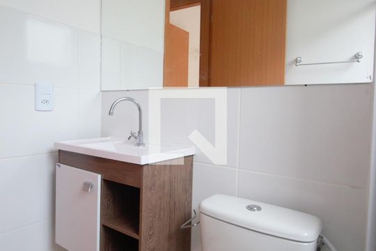 Banheiro de apartamento para alugar com 2 quartos, 40m² em Vila Lage, São Gonçalo