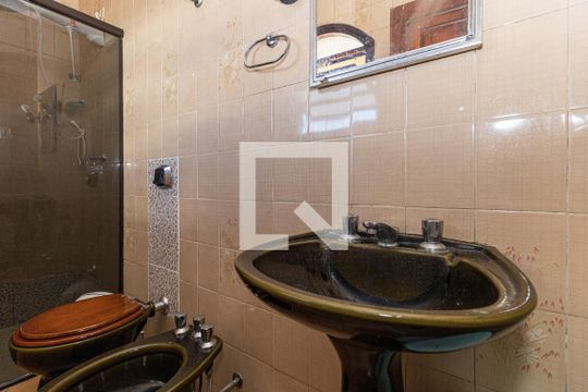 Banheiro da Suíte de casa à venda com 5 quartos, 331m² em Santo Antônio, Porto Alegre