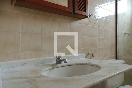 Banheiro de apartamento para alugar com 2 quartos, 55m² em Freguesia (jacarepaguá), Rio de Janeiro