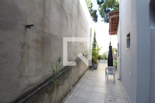 Casa 1 -Corredor de casa à venda com 3 quartos, 241m² em Jardim Leblon, Belo Horizonte