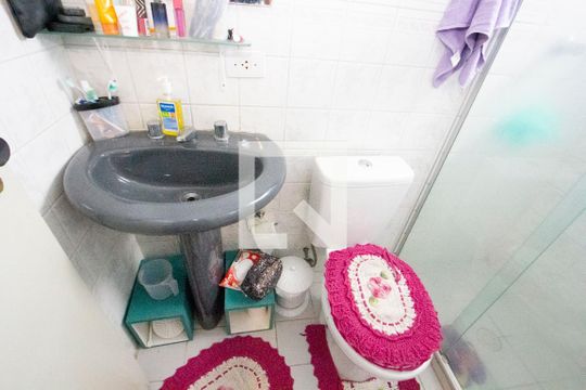 Banheiro da Suíte Quarto 2 de apartamento para alugar com 2 quartos, 70m² em Rio Pequeno, São Paulo