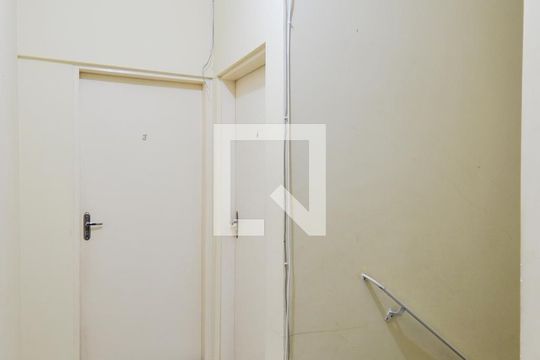 Escada de Acesso  de kitnet/studio para alugar com 1 quarto, 30m² em Vila Leonor, Guarulhos