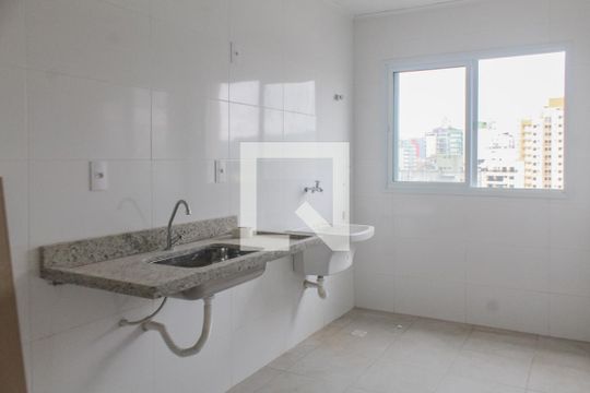 Cozinha de apartamento para alugar com 2 quartos, 52m² em Parque Enseada, Guarujá