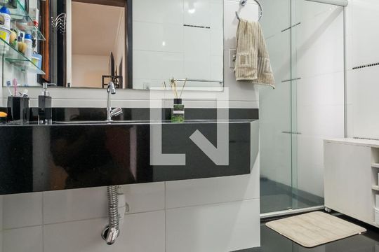 Banheiro da Suíte de casa à venda com 4 quartos, 330m² em Parque Urbano, Porto Alegre