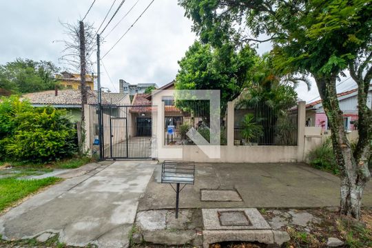 Fachada de casa à venda com 4 quartos, 330m² em Parque Urbano, Porto Alegre