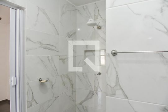 Banheiro de apartamento para alugar com 1 quarto, 29m² em Jardim Leopoldina, Porto Alegre