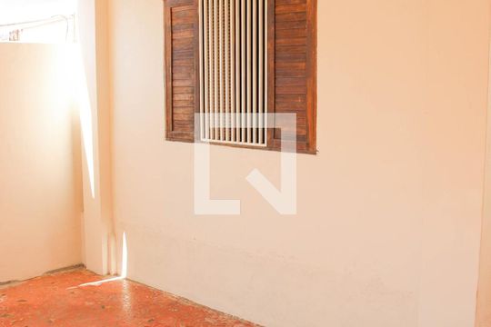 Garagem de casa para alugar com 2 quartos, 200m² em Jardim Itapemirim, São Paulo