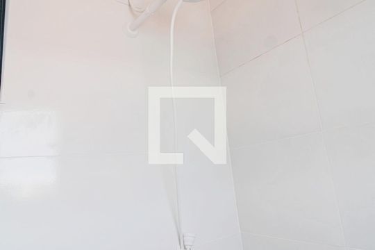 Banheiro de kitnet/studio para alugar com 1 quarto, 43m² em Parque Pinheiros, Taboão da Serra