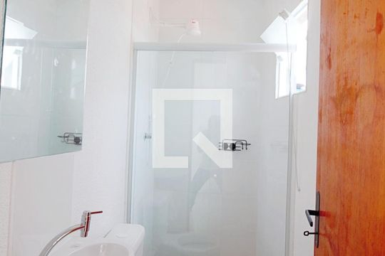 Banheiro de kitnet/studio para alugar com 1 quarto, 43m² em Parque Pinheiros, Taboão da Serra