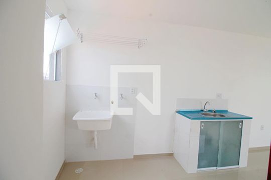 Cozinha e Área de Serviço de kitnet/studio para alugar com 1 quarto, 43m² em Parque Pinheiros, Taboão da Serra