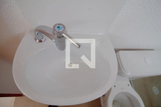 Banheiro de kitnet/studio para alugar com 1 quarto, 43m² em Parque Pinheiros, Taboão da Serra