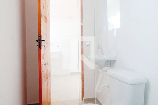 Banheiro de kitnet/studio para alugar com 1 quarto, 43m² em Parque Pinheiros, Taboão da Serra