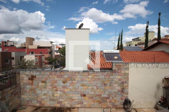 Vista  de casa à venda com 4 quartos, 285m² em Santa Rosa, Belo Horizonte