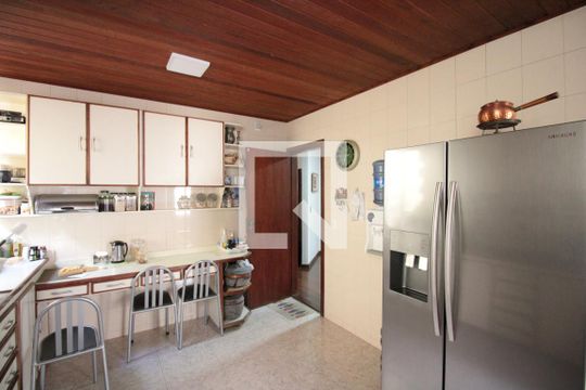 Casa à venda com 4 quartos, 285m² em Santa Rosa, Belo Horizonte