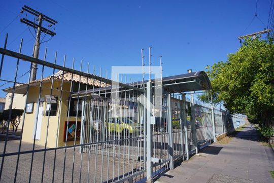 Fachada e portaria de casa de condomínio à venda com 3 quartos, 90m² em Sarandi, Porto Alegre