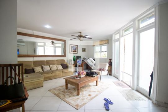 Sala de casa de condomínio à venda com 4 quartos, 240m² em Recreio dos Bandeirantes, Rio de Janeiro