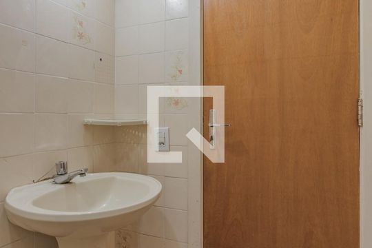 Banheiro de apartamento para alugar com 1 quarto, 45m² em Jardim do Salso, Porto Alegre