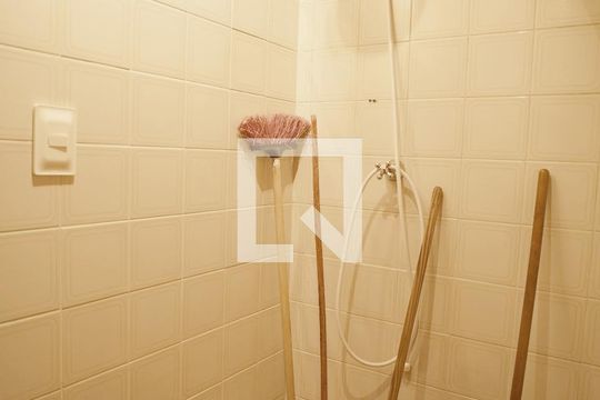 Banheiro de serviço de apartamento para alugar com 2 quartos, 95m² em Jardim Vergueiro, Sorocaba