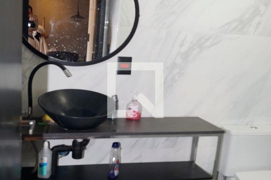 Banheiro de apartamento à venda com 1 quarto, 42m² em Cambuci, São Paulo