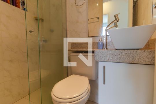Banheiro de apartamento à venda com 2 quartos, 47m² em Vila Trinta E Um de Março, Campinas