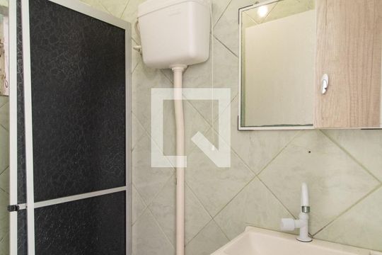 Banheiro de casa de condomínio à venda com 2 quartos, 40m² em São José, Porto Alegre