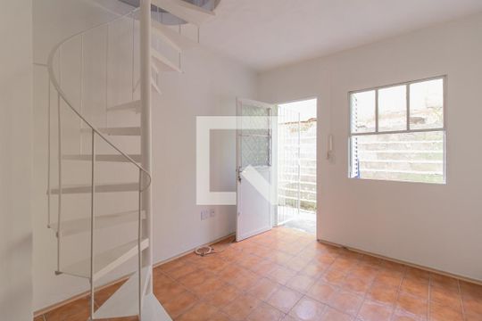Sala de casa de condomínio à venda com 2 quartos, 40m² em São José, Porto Alegre