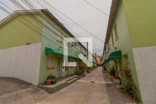 Fachada de casa de condomínio à venda com 2 quartos, 40m² em São José, Porto Alegre