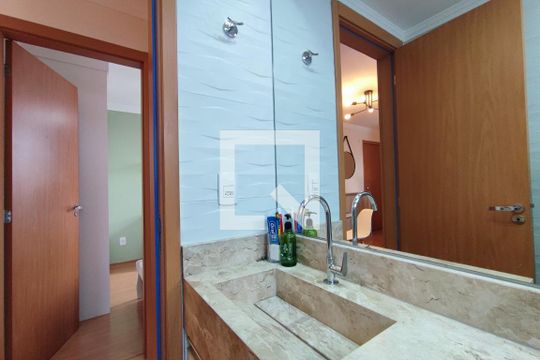 Banheiro  de apartamento à venda com 2 quartos, 43m² em Parque Industrial, Campinas