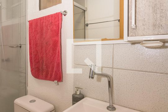 Banheiro de apartamento à venda com 2 quartos, 38m² em Protásio Alves, Porto Alegre