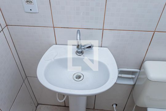 Banheiro de casa para alugar com 1 quarto, 20m² em Vila Palmeiras, São Paulo