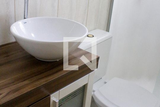 Banheiro de apartamento para alugar com 1 quarto, 39m² em Parque Munhoz, São Paulo