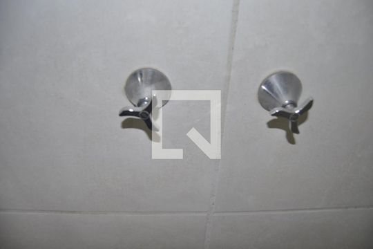 Banheiro de apartamento para alugar com 2 quartos, 47m² em Del Castilho, Rio de Janeiro