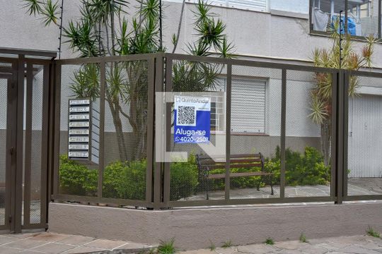 Instalação da plaquinha na fachada de apartamento para alugar com 3 quartos, 107m² em Boa Vista, Porto Alegre