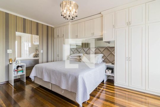 Dormitório de casa à venda com 4 quartos, 296m² em Espírito Santo, Porto Alegre