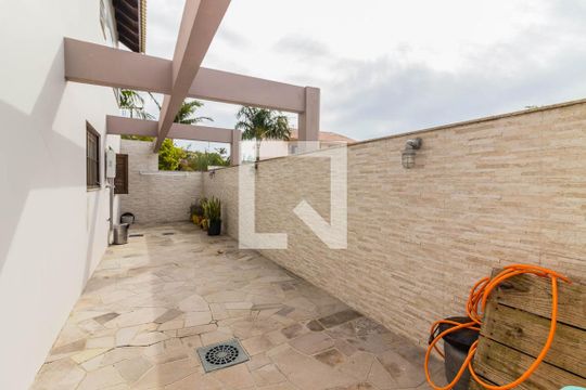 Quintal de casa à venda com 4 quartos, 296m² em Espírito Santo, Porto Alegre