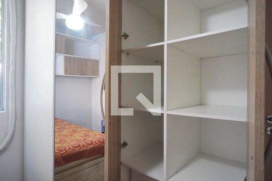 Guarda roupa de apartamento à venda com 2 quartos, 45m² em Rubem Berta, Porto Alegre