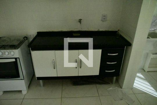 Cozinha de apartamento para alugar com 2 quartos, 55m² em Jardim Caiapiá, Cotia