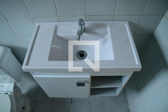 Banheiro de apartamento para alugar com 2 quartos, 55m² em Jardim Caiapiá, Cotia