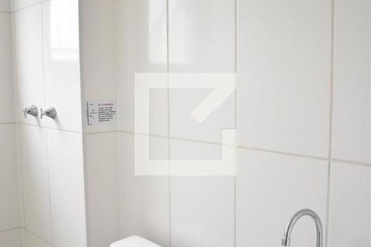 Banheiro de apartamento para alugar com 2 quartos, 43m² em Campo Grande, Rio de Janeiro