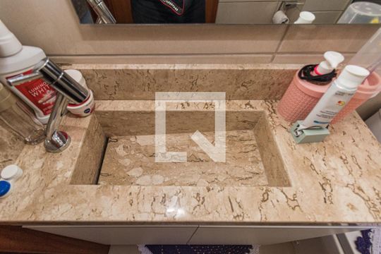 Banheiro de apartamento à venda com 1 quarto, 107m² em Santana, Porto Alegre