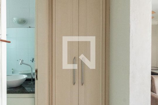 Corredor - roupeiro de apartamento à venda com 2 quartos, 70m² em Pinheiros, São Paulo