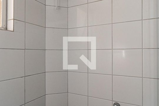 Banheiro de apartamento à venda com 2 quartos, 40m² em Rubem Berta, Porto Alegre