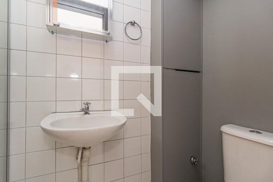 Banheiro de apartamento à venda com 2 quartos, 40m² em Rubem Berta, Porto Alegre