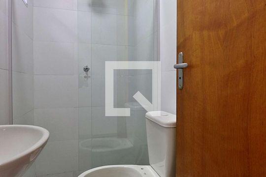 Banheiro de kitnet/studio para alugar com 1 quarto, 36m² em Vila Palmares, Santo André