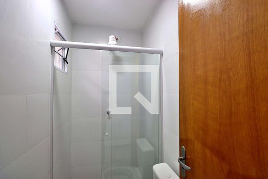 Banheiro de kitnet/studio para alugar com 1 quarto, 36m² em Vila Palmares, Santo André