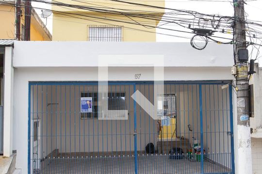 Fachada de casa à venda com 4 quartos, 242m² em Taboão, Diadema