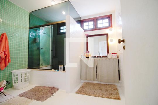 Banheiro da Suíte de casa à venda com 3 quartos, 330m² em Vila Progredior, São Paulo