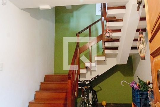 Escada acesso garagem  de casa à venda com 3 quartos, 330m² em Vila Progredior, São Paulo