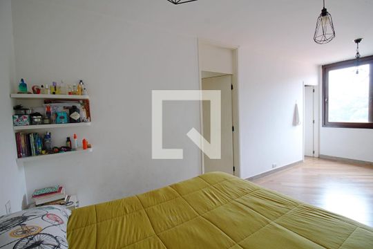 Suíte  de casa à venda com 3 quartos, 330m² em Vila Progredior, São Paulo