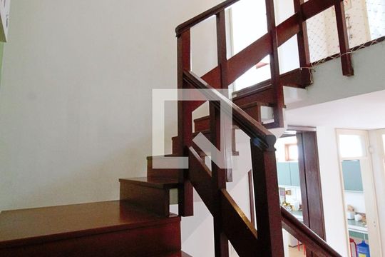 Escada  de casa à venda com 3 quartos, 330m² em Vila Progredior, São Paulo